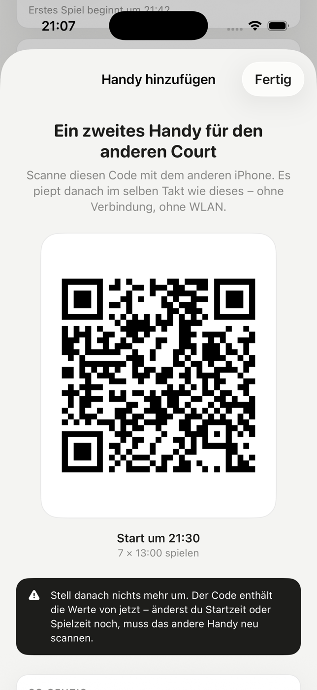 Der Bildschirm „Handy hinzufügen“: die Überschrift „Ein zweites Handy für den anderen Court“, ein großer QR-Code auf weißer Karte, darunter „Start um 21:30“ und „7 × 13:00 spielen“, und darunter eine schwarze Warnung, danach nichts mehr umzustellen – sonst muss das andere Handy neu scannen.
