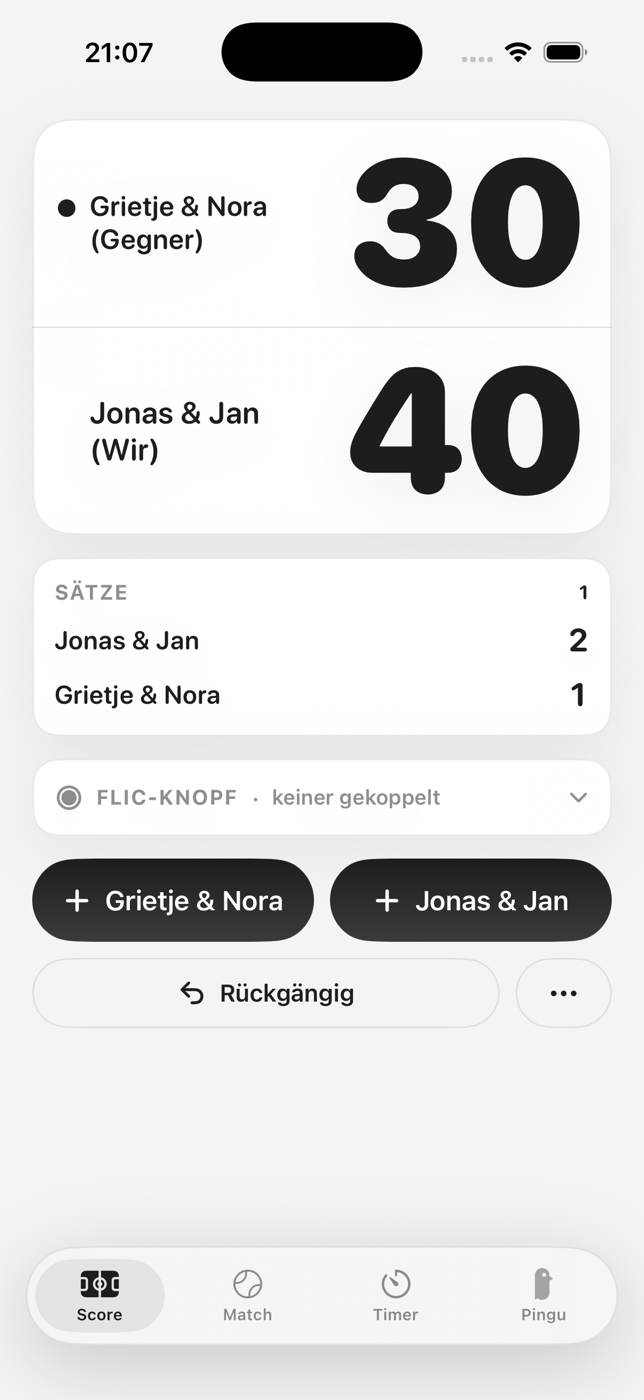 Der Score-Tab hochkant auf einem iPhone: eine weiße Karte mit „Grietje & Nora (Gegner)“ und der Zahl 30 über „Jonas & Jan (Wir)“ und der Zahl 40, darunter eine Karte „Sätze“ mit 2 zu 1 Spielen, eine eingeklappte Zeile „Flic-Knopf · keiner gekoppelt“, zwei Punkteknöpfe mit den Teamnamen und ein Knopf „Rückgängig“.