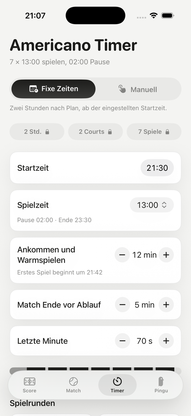 Der Timer-Tab: Überschrift „Americano Timer“ mit „7 × 13:00 spielen, 02:00 Pause“, die Umschaltung zwischen „Fixe Zeiten“ und „Manuell“, drei gesperrte Chips mit „2 Std.“, „2 Courts“ und „7 Spiele“, dann Startzeit 21:30, Spielzeit 13:00 und „Ankommen und Warmspielen“ mit 12 Minuten.