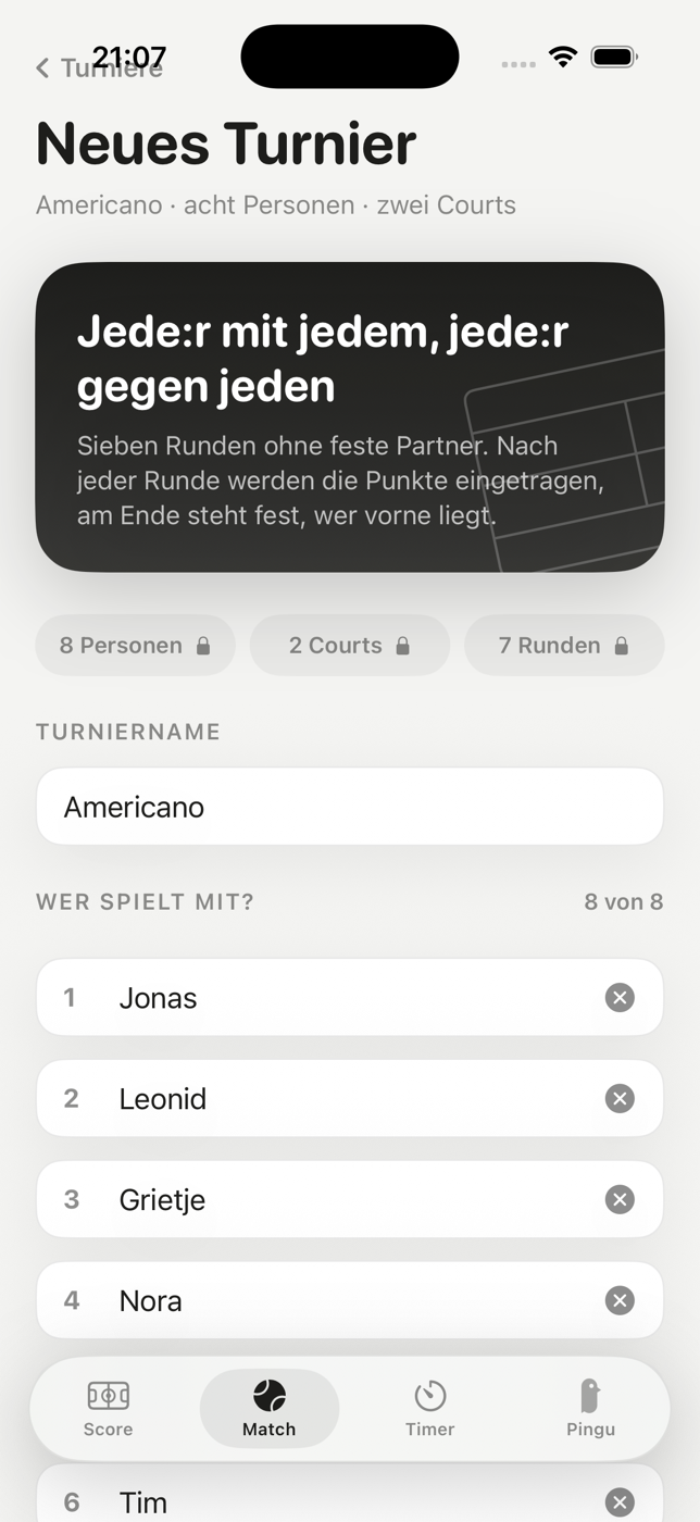 Die Namensmaske eines neuen Turniers: Turniername „Americano“, drei gesperrte Chips mit „8 Personen“, „2 Courts“ und „7 Runden“, der Zähler „8 von 8“ und die nummerierten Felder mit Jonas, Leonid, Grietje und Nora.