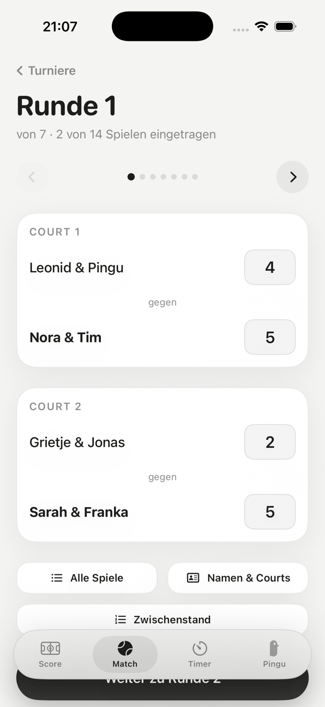 Runde 1 von 7 mit dem Hinweis „2 von 14 Spielen eingetragen“. Court 1: Leonid und Pingu 4 gegen Nora und Tim 5. Court 2: Grietje und Jonas 2 gegen Sarah und Franka 5. Die siegreichen Paare stehen fett.